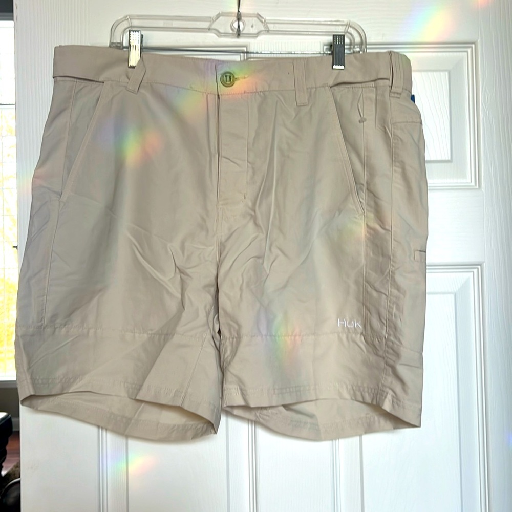 Huk fishing shorts 18” light khaki.  Light summer material Men’s XXL